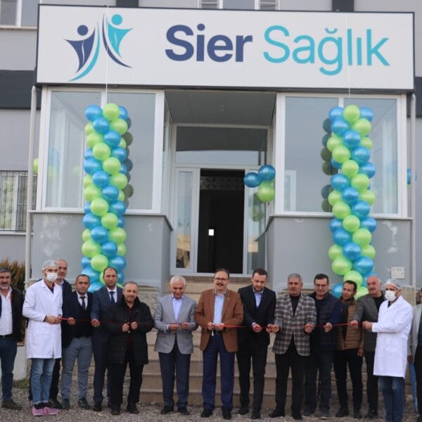 Siirt OSB’deki Sier Sağlık fabrikası önünde ziyaret heyeti