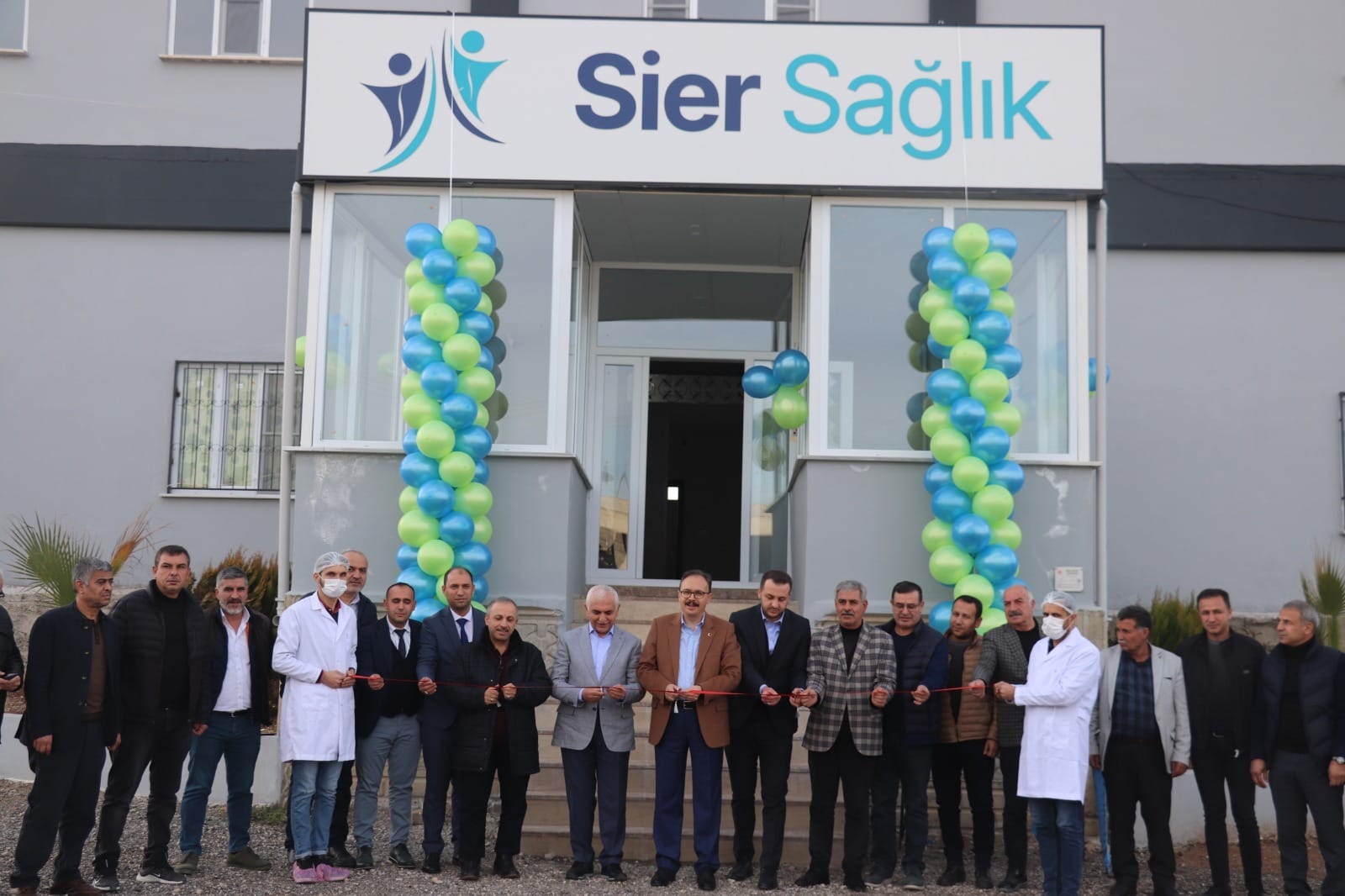 Делегация перед заводом Sier Sağlık в промышленной зоне Сиирта